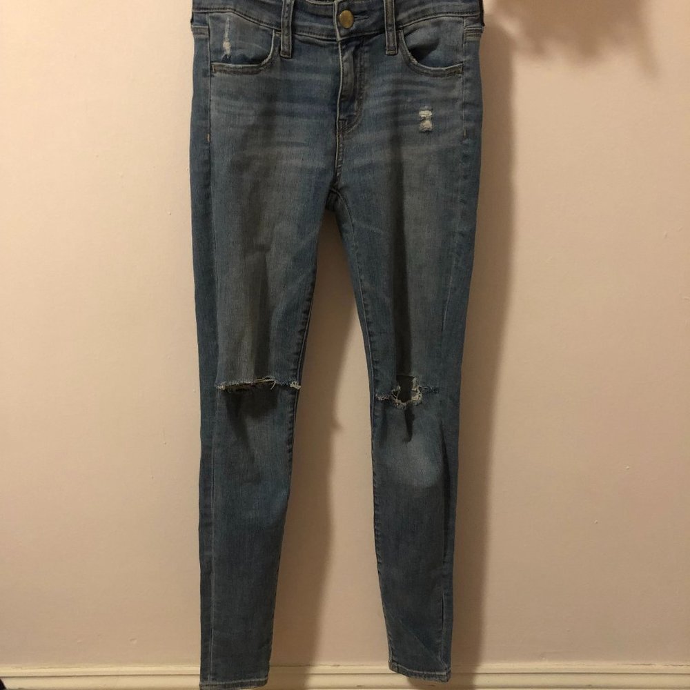 NEVER WORN AMERICAN EAGLE RIPPED SKINNY JEANS